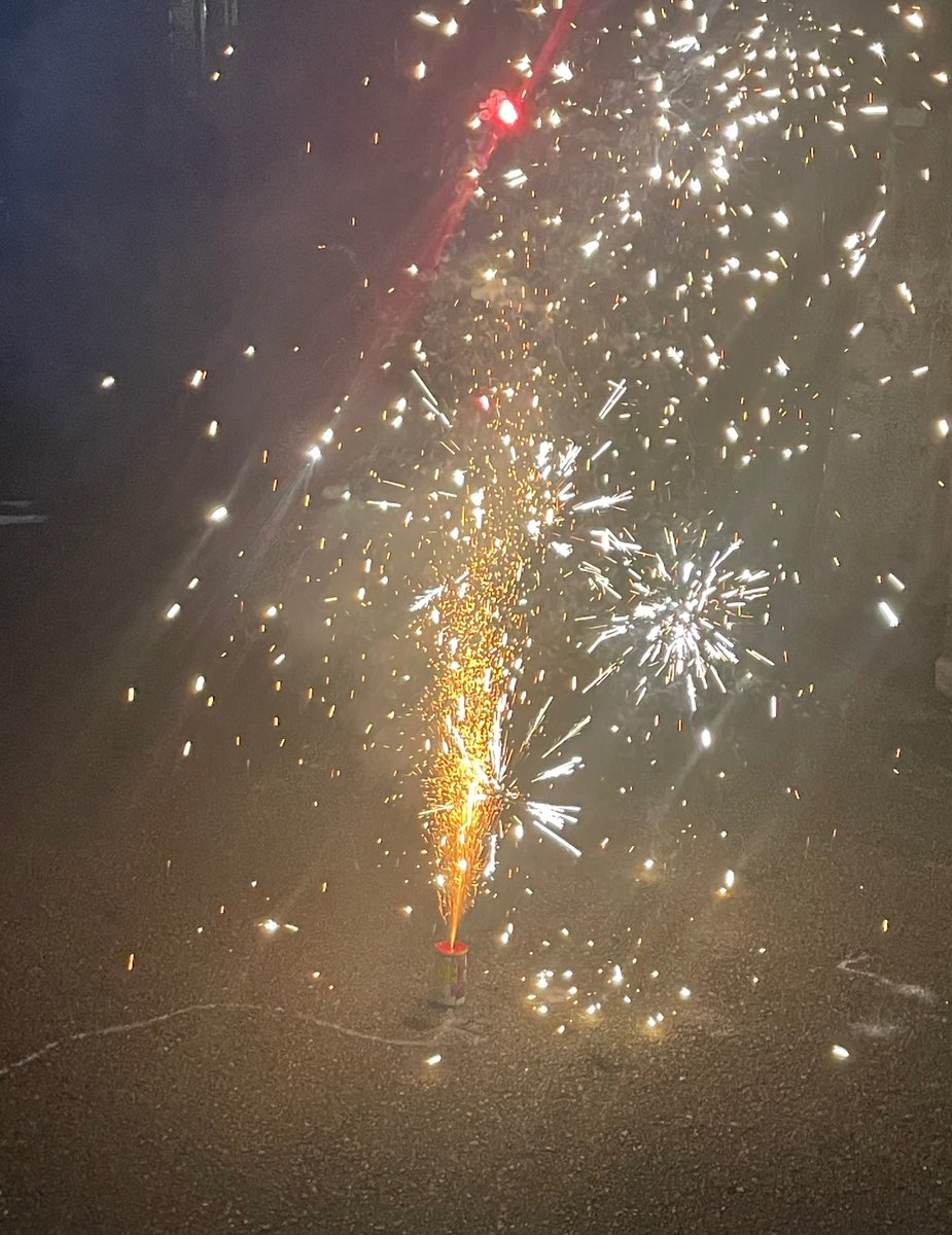 yumi220218's tweet photo. 誘って貰った花火の約束果たしてきたぞ!
近所と言っても数軒先はあまり知らない事もあり、親御さんとも親交深めて楽しい時間になった。
とりあえず小学生のお友達が5名程増えました。笑
今日はとても涼しい。
夏が終わるね。
#TODAYedition
#古着 スカート
#メゾンキツネ https://t.co/7T3pVgOqT9