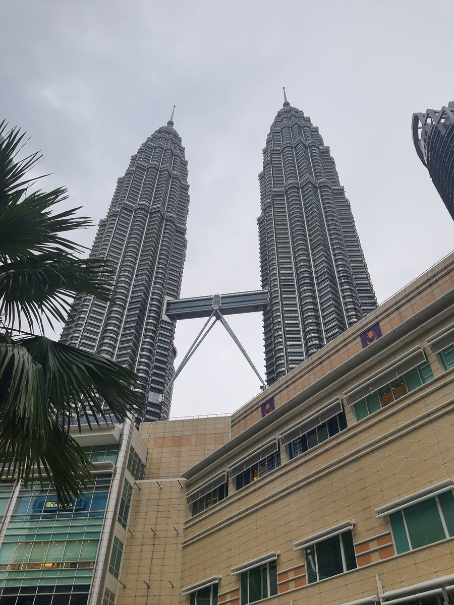 CumarDhemow's tweet photo. Petronas twin towers. https://t.co/kGGhqE7qnQ