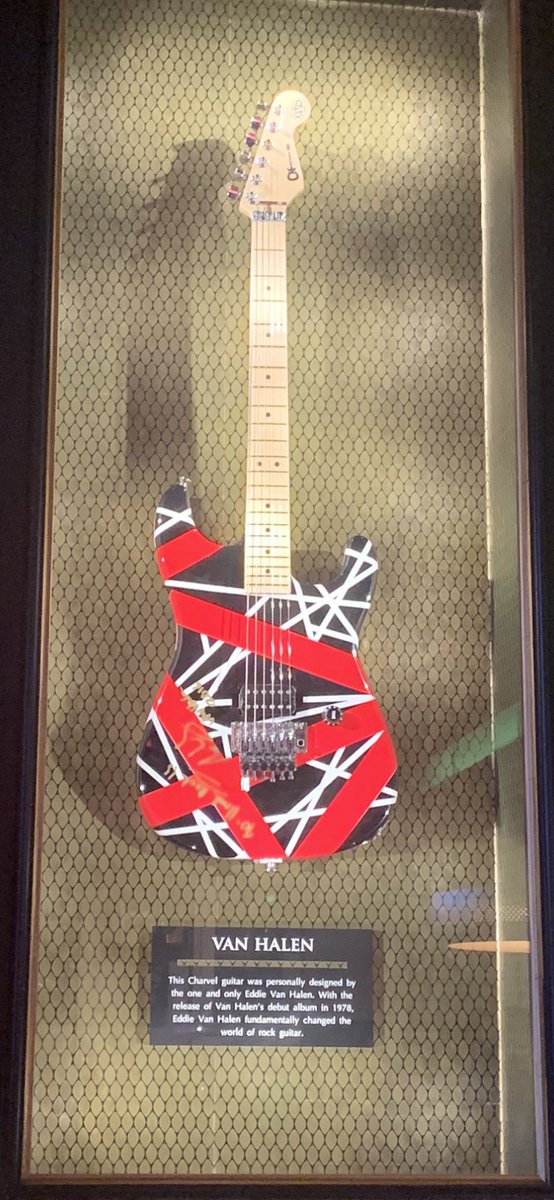 L’article (à paraître) que j’ai co-signé avec <a href="/SJM_Amato/">Stéphane Amato</a> analyse les « reliques de contact » des Hard Rock Cafes. En clair, les instruments exposés ont vraiment joué sur scène. Au HRC de Reykjavik 🇮🇸, grande émotion de contempler la guitare 🎸 de <a href="/eddievanhalen/">Eddie Van Halen</a> de <a href="/VanHalen/">Van Halen</a>😉🤗