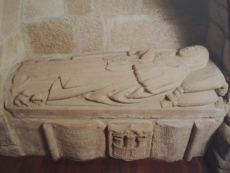Sepulcros do escudeiro Gonzalo de Puga (+1512), señor da Torre de Puga (#Toén) e do couto de Feá e Macendo, e rexedor de #Ourense, e da súa dona Tareixa de Nóvoa, filla de Xoán de Nóvoa señor do castelo de #Maceda. No mosteiro de San Francisco na capela absidal da Epístola.