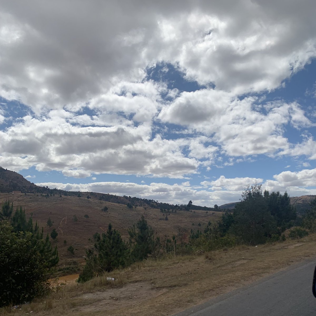 magmalaya's tweet photo. Kawasan gunung, dingin. Nampak budak-budak tengah main bola tadi. Gambar-gambar aku ni tak cun, tengok depan mata memang puas betul. 

#ExploringMadagascar https://t.co/kLwBeGbVcC