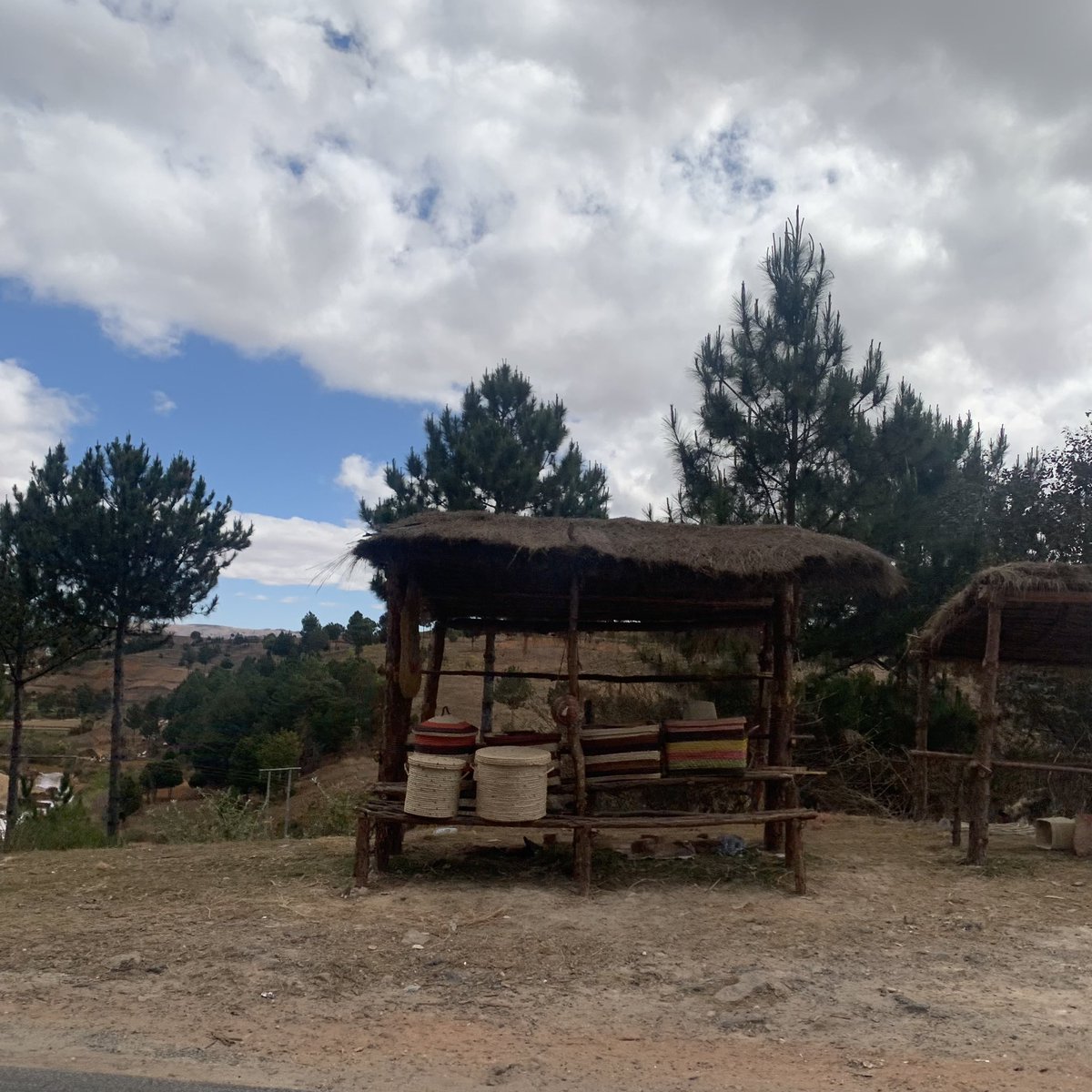magmalaya's tweet photo. Kawasan gunung, dingin. Nampak budak-budak tengah main bola tadi. Gambar-gambar aku ni tak cun, tengok depan mata memang puas betul. 

#ExploringMadagascar https://t.co/kLwBeGbVcC