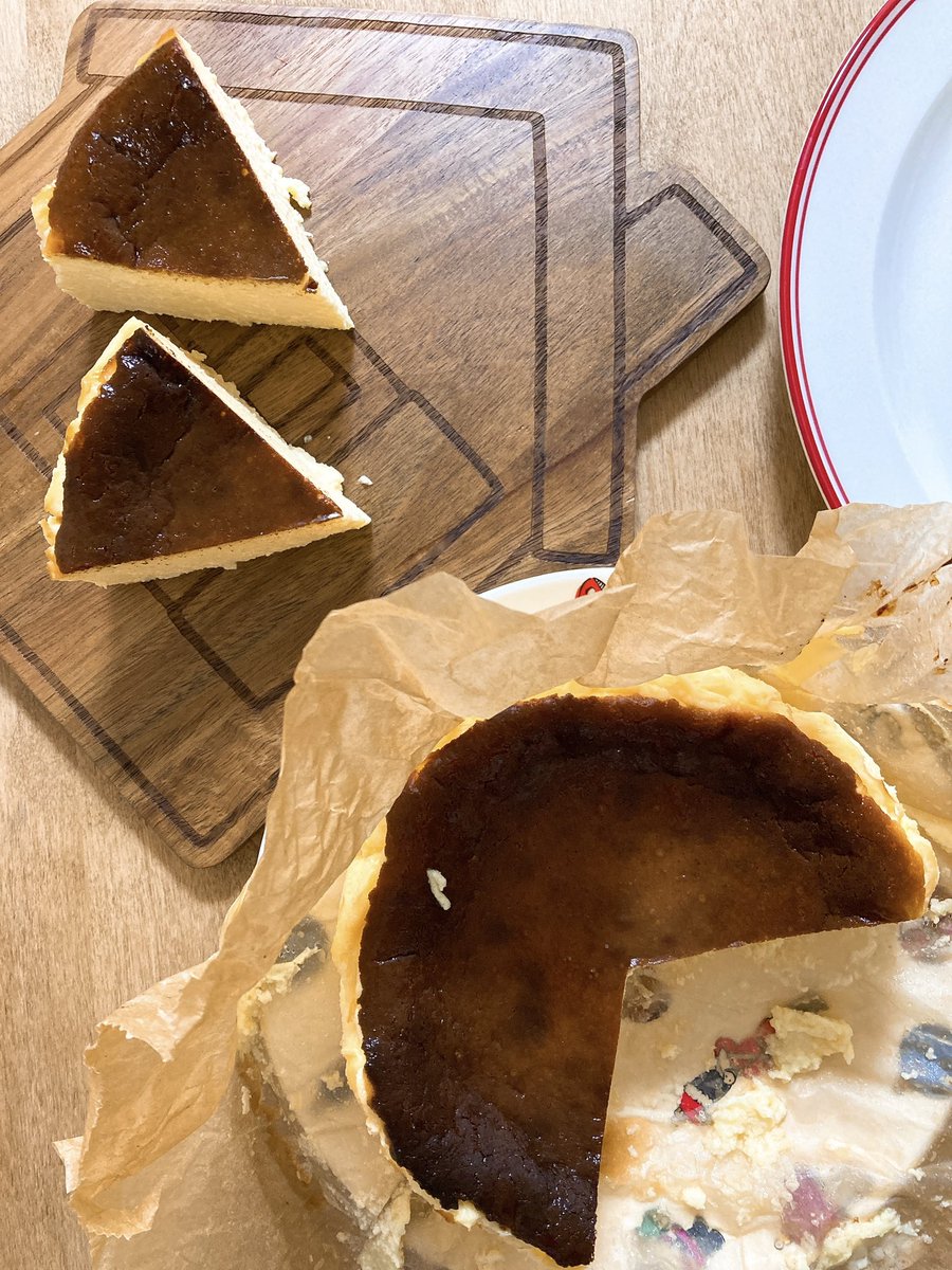 OkashiInu's tweet photo. 初挑戦のバスクチーズケーキ！250℃の��シピなのに210℃でジワジワ長く焼いてしまった…でもなめらか〜美味しい〜☺️250℃まで温度あげられるオーブン買い替え検討する機会になりました🥹🌟
#お菓子作り好きな人と繋がりたい #cotta ＃バスチー ＃ミニチュアシュナウザー #トイプードル ＃シュナカット https://t.co/yaeW3k3tLN
