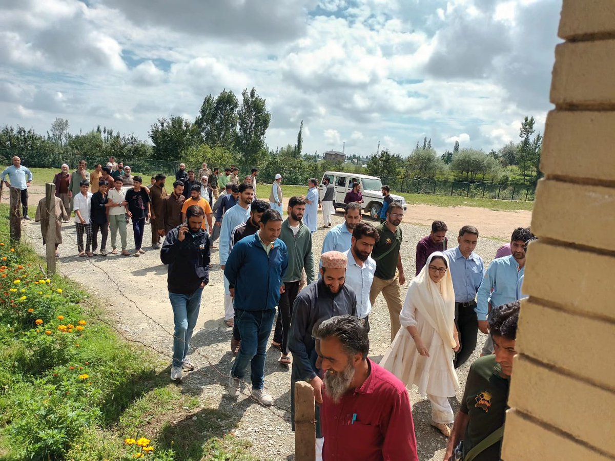 drdarakhshan's tweet photo. At #Hajibal shrine in #Tangmarg today. Inspected the #HajibalWaqfSchool & the land assets of Waqf associated with the shrine. SDM & Tehsildar of Tangmarg along with CEO JKWB & Administrator of WB were present.
@diprjk
@OfficeOfLGJandK
@manojsinha_
@PIBSrinagar
@DrSyedSehrish https://t.co/vq30OyP7LA