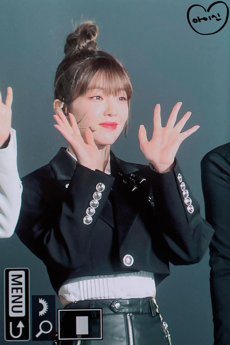 picsofirene's tweet photo. irene is literally glowing https://t.co/TrMMnjxjKV