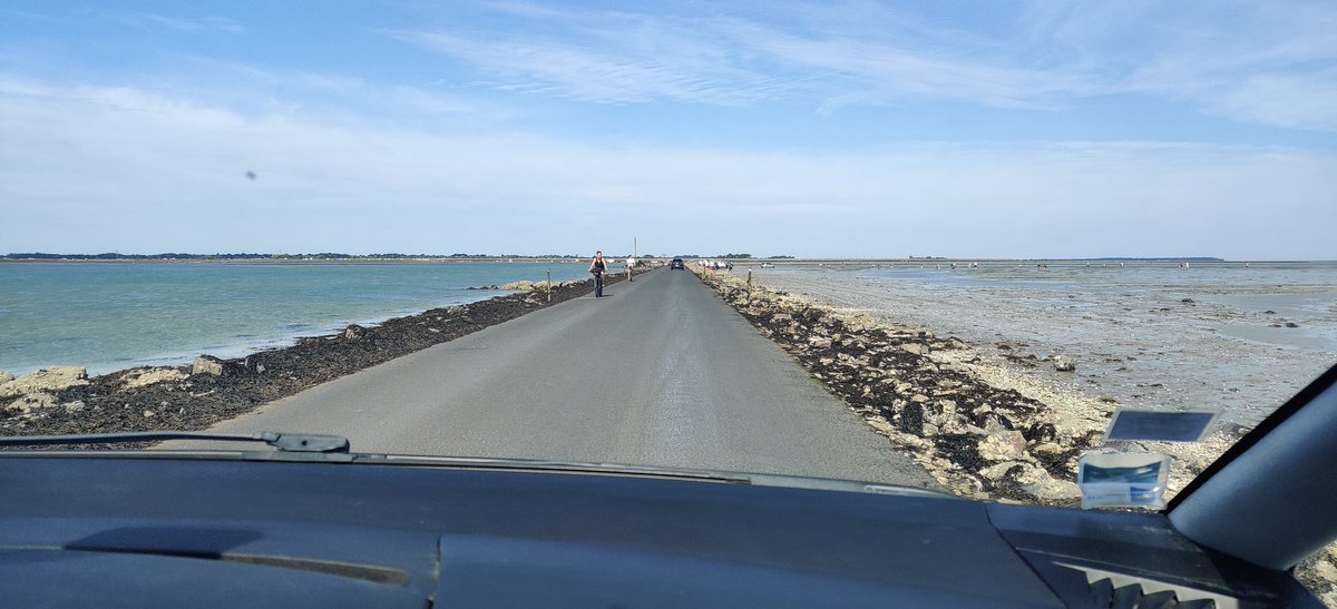Vinceplop's tweet photo. Voiture amphibie ! #passagedugois https://t.co/HJ3gq759Hs