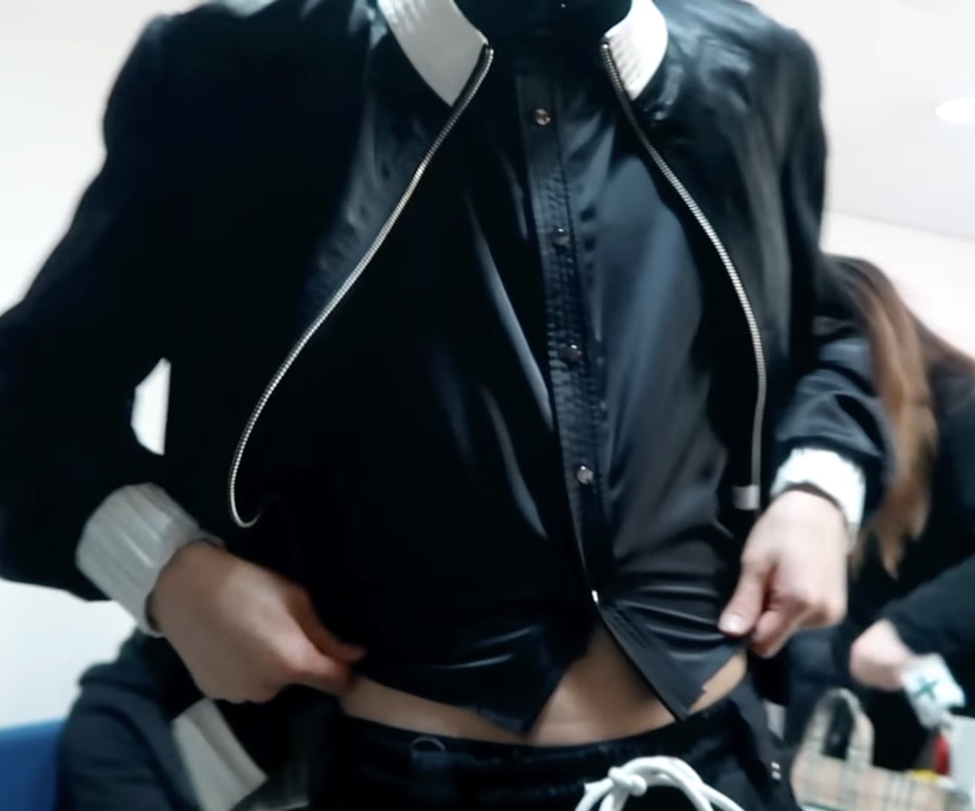 [잡담] 나 지금 정우 영웅 의상보고 눈썹 긁적이는 중 | 인스티즈