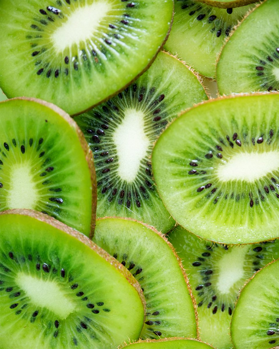 wug_gum's tweet photo. ¿Sabías que el kiwi es una de las frutas que más vitamina C contiene? 😨 Se suele pensar en la naranja, pero lo cierto es que el kiwi le gana por goleada en cuanto a contenido de vitamina C.
#vitaminaC #vitaminas #kiwi #chiclesfuncionales #wugum https://t.co/7DZxM7U4sq