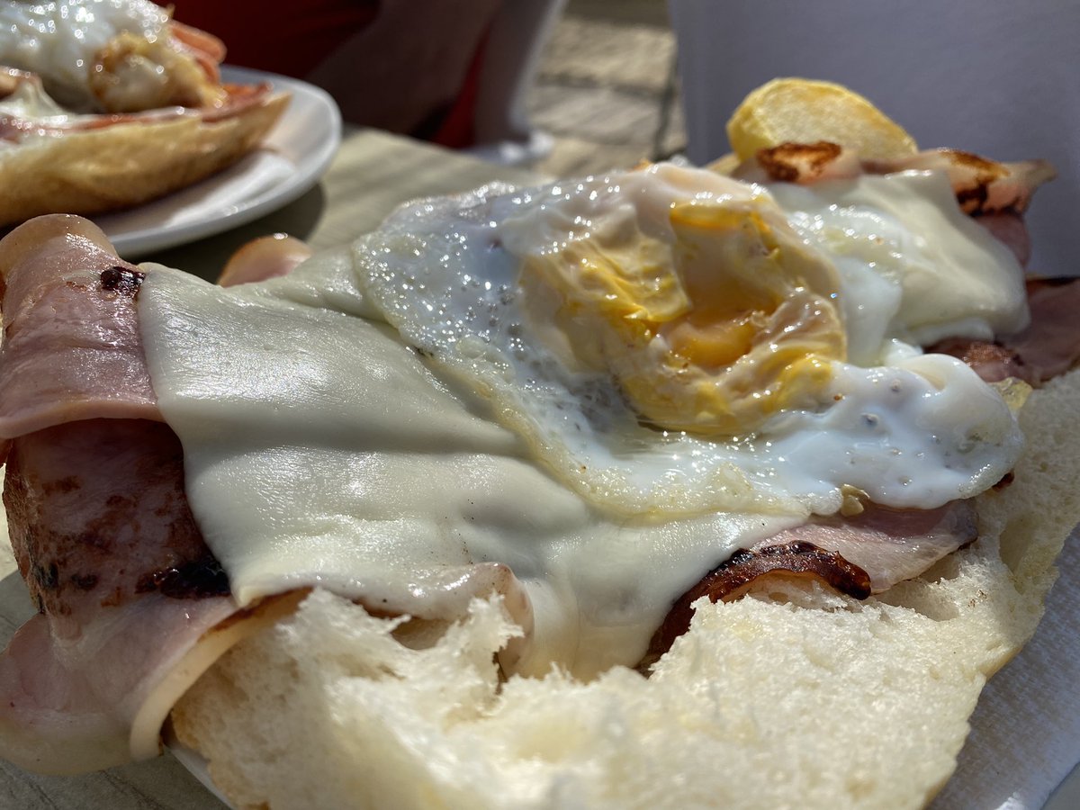 rosadg_'s tweet photo. En familia y con amigos. Qué mas se puede pedir para un buen almuerzo… pues estos bocadillos ricos ricos en #chaparral #Náquera 🤣 #donesemorzadores @CulturaAlmuerzo @cocadepanses @cacauencorfa @Vinglada @CBonetM @JavierVinyuelas @kayaya19 @joanfdez666 https://t.co/yoOHPDinEh
