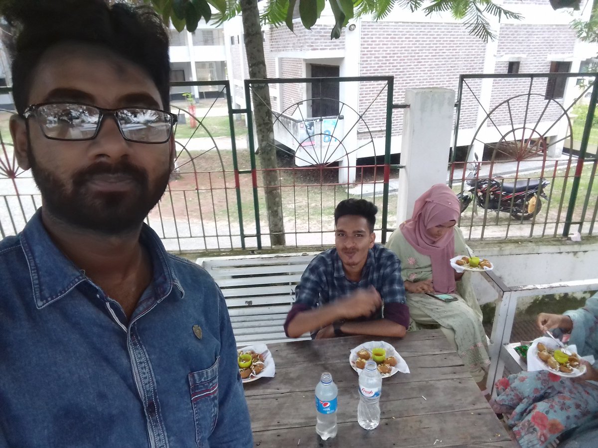 NahidSiddique10's tweet photo. বন্ধুদের সাথে ফুচকা 
শিশুকুন্জে 
#ভাঙ্গুড়া 
#পাবনা #wearefriend
#sweety #jannat #me #malek #sumona #shathi❤❤👑👑 https://t.co/Hf4zqAI0s0