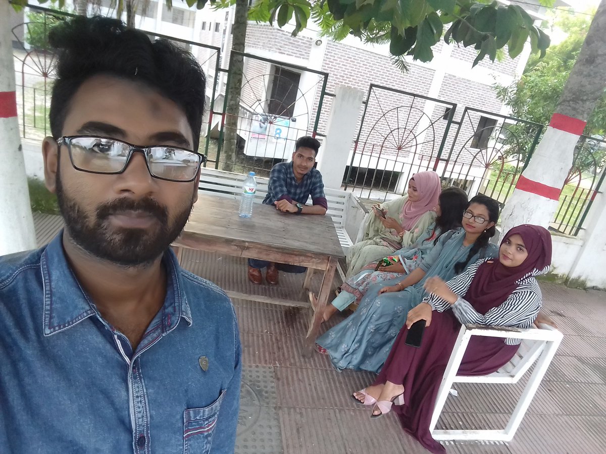 NahidSiddique10's tweet photo. বন্ধুদের সাথে ফুচকা 
শিশুকুন্জে 
#ভাঙ্গুড়া 
#পাবনা #wearefriend
#sweety #jannat #me #malek #sumona #shathi❤❤👑👑 https://t.co/Hf4zqAI0s0