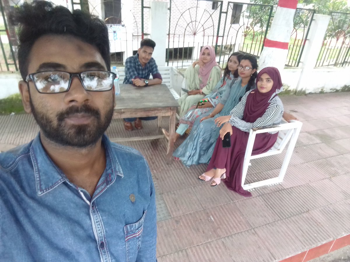 NahidSiddique10's tweet photo. বন্ধুদের সাথে ফুচকা 
শিশুকুন্জে 
#ভাঙ্গুড়া 
#পাবনা #wearefriend
#sweety #jannat #me #malek #sumona #shathi❤❤👑👑 https://t.co/Hf4zqAI0s0