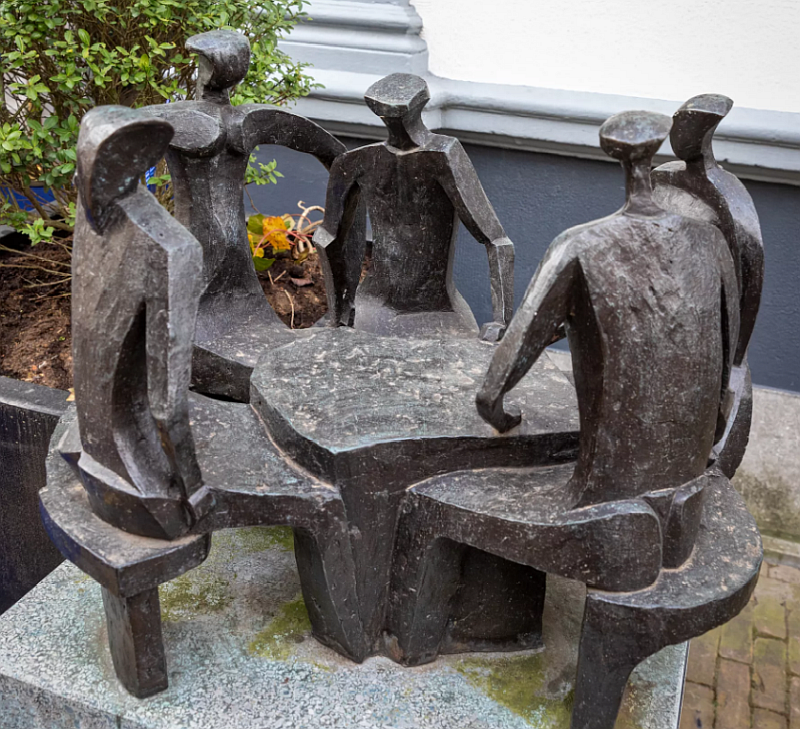 museumkaart's tweet photo. Dit beeld kun je tegenkomen in Voorburg. In Museum @Swaensteyn zie je meer werk van de Voorburgse beeldhouwer Frans Kokshoorn. Een overzichtstentoonstelling met sculpturen, oude foto's, werkschetsen en een wandeling langs zijn beelden in de buitenruimte: 
https://t.co/9RYJx5IQrc https://t.co/BO7AeTF20G