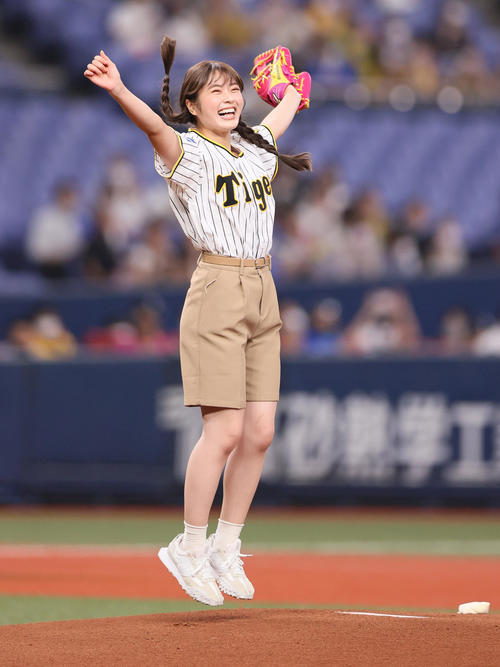 「わ～い。本日の仕事終了。お酒タイム入ります。この画像の渋谷凪咲さん可愛いですよね」|野口征恒(ノグチマサツネ)のイラスト