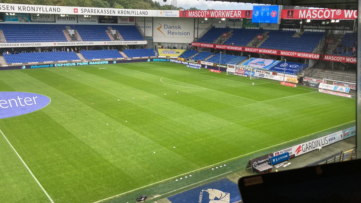 ralfdahl's tweet image. 17 årige Theo Sander bliver om én time yngste målmand i #sldk nogensinde. “Jeg er tryg, og han er helt klar”, siger Lars Friis #rfcaab