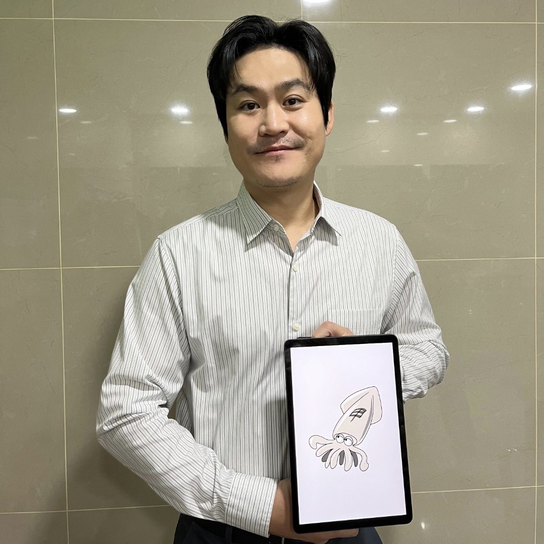 🎉<한산: 용의 출현> 700만 돌파🎉
700만 돌파 기념! 관객분들께 감사의 마음을 전하는
배우분들의 특별한 인증샷을 공개!

#박해일 배우 👉 팬분께서 전해주신 속적삼, 장난감 활
#변요한 배우 👉 복카이센 눈빛
#김성규 배우 👉 팬분께서 전해주신 팻말
#김성균 배우 👉 갑오징어 (가토 투구 모양)