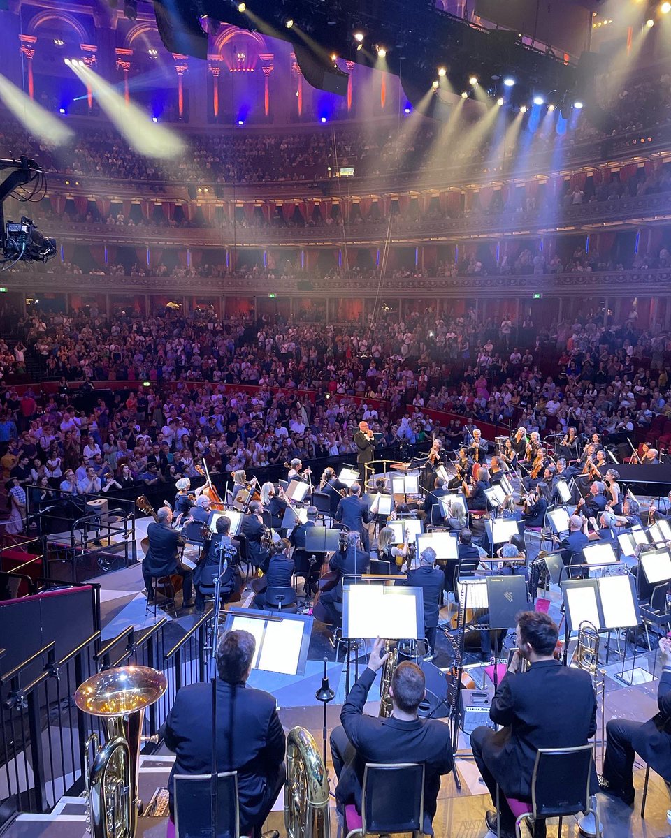 conductorben's tweet image. Still processing a truly extraordinary day yesterday, my debut performances at @bbcproms. Hugest thanks to the astonishing @BBCSSO, to @HansZimmer @IainFarrington @AURORAmusic @Nina_Bennet @ChrisGPackham &amp;amp; @MeganMcCubbin, and everyone who came. My heart is pretty full right now.