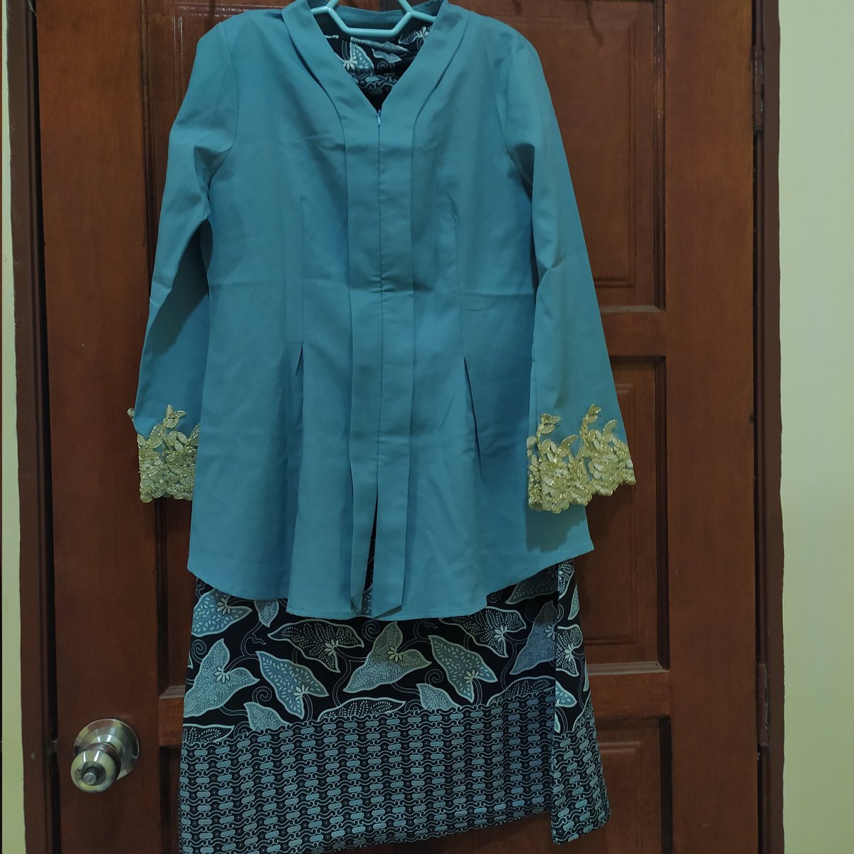 rosagee__'s tweet photo. Kebaya fit to M
RM20 https://t.co/3P9u1Y5TLP