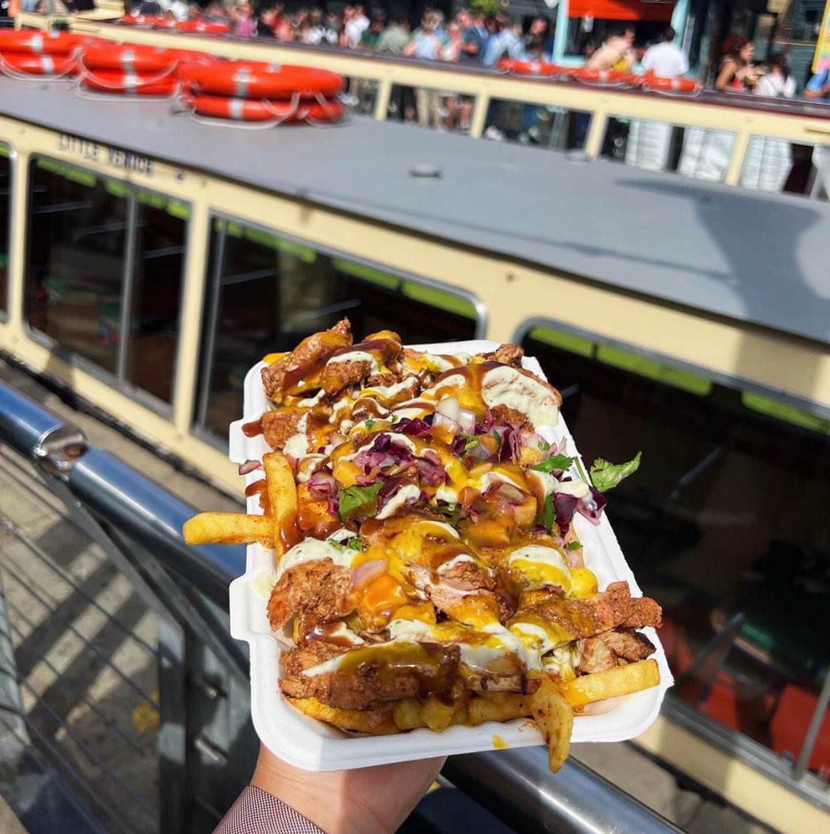 We reckon it’s a ‘loaded fries with succulent chicken tikka by the Camden Canal’ kinda day 🌞 🇬🇧 Who’s with us? Not letting go of these summer days any time soon… @CamdenMarket #sundayvibes #foodie