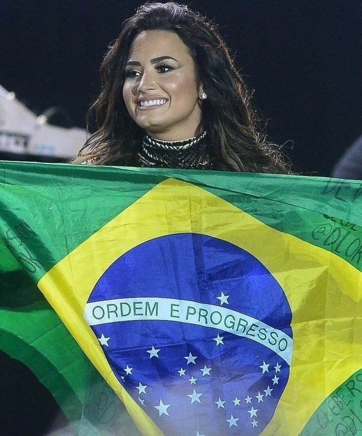 demiiyonce's tweet photo. DEMI LOVATO TÁ NO BRASIL DEPOIS DE 5 ANOS!!!!!! https://t.co/Vj1ATlkHTp