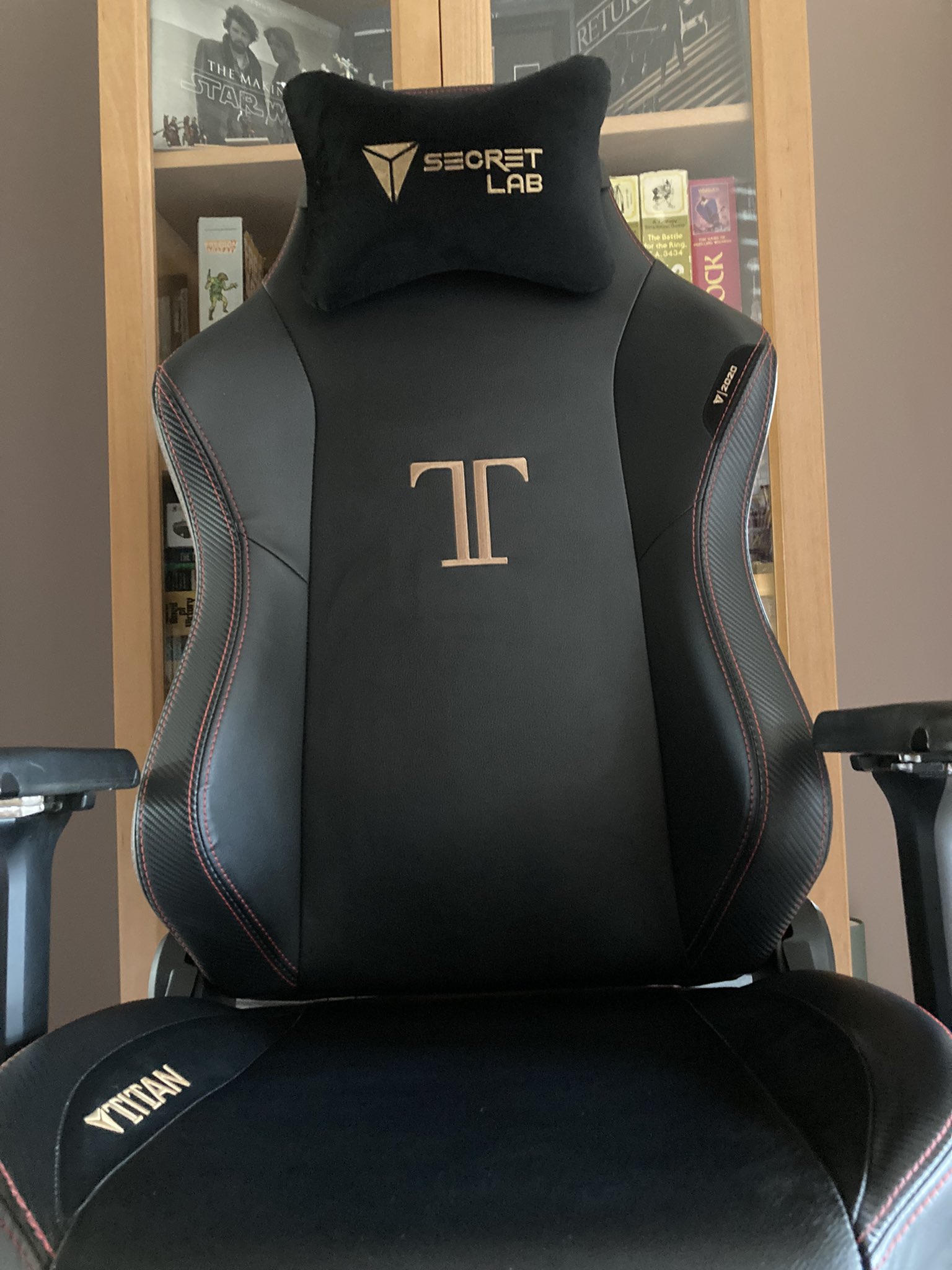 Secretlab on Twitter "1 chair. 2 signature materials. Go for NEO™ Hybrid Leatherette’s rich