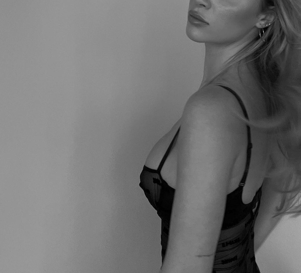 littlxbook's tweet photo. —— B&amp;N.

         #SEDUCTIVESUNDAY. https://t.co/u1bG4AkPFH
