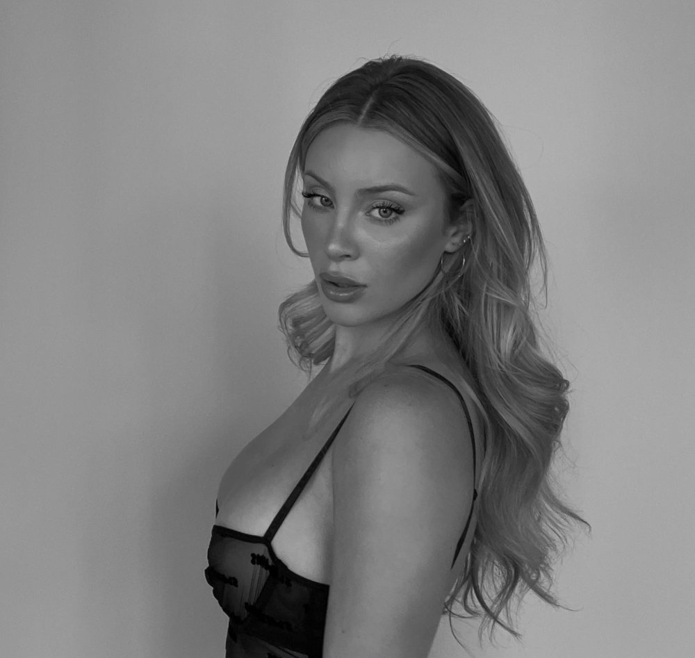 littlxbook's tweet photo. —— B&amp;N.

         #SEDUCTIVESUNDAY. https://t.co/u1bG4AkPFH