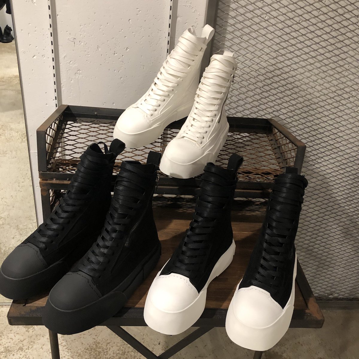 IMPACT_ikt's tweet photo. 今週はJULIUSからスニーカーブーツが入荷しました💡

https://t.co/FYcVljE5DQ

ユリウスらしいボリュームのあるソールが目を引くシューズです！
ぜひチェックしてみて下さい🙇 https://t.co/DQIWamwWnT