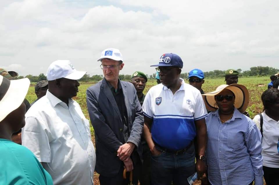 UEDouglasCarp's tweet photo. 3. Echanges après avec SE M le Premier Ministre @moloua_felix, avec lequel j’ai l’honneur de co-présider le comité directeur du #RCPCA. Nous savons tous que l’agropastoral domine dans les statistiques d’emploi et de PIB en RCA...mais/ https://t.co/mLXcMteTkN