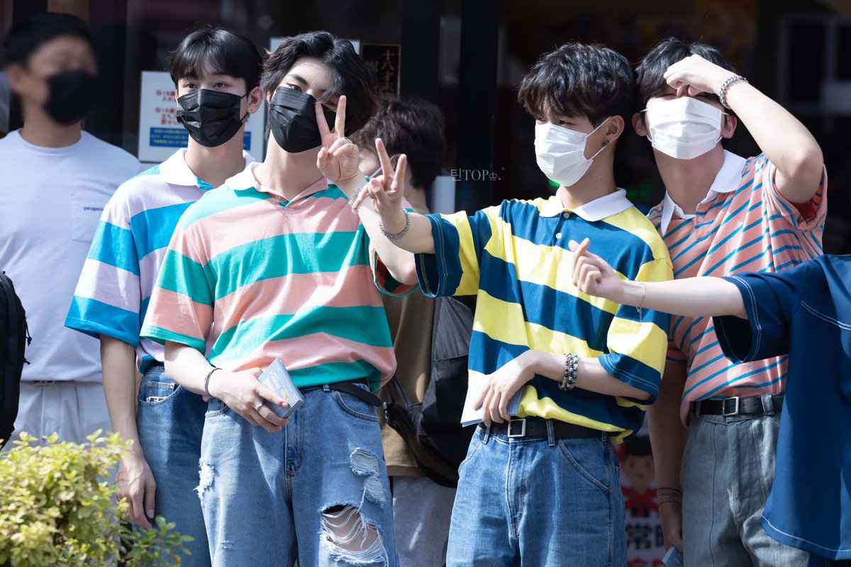 teen_top0614's tweet photo. #RoaDB #로드비 #teen #틴 #ティーン #내스타일💜 #좋아 #JstageO #PR #韓国アイドル #新大久保 
[HQ]
♔.ﾟ2022.06.19  PR♔.ﾟ
@RoaDB_official 길 건너편에 있는 나를 유일하게 알아봐준 틴군😭너무 고마워~💜💜💜✨ https://t.co/oV5hfy5K8G