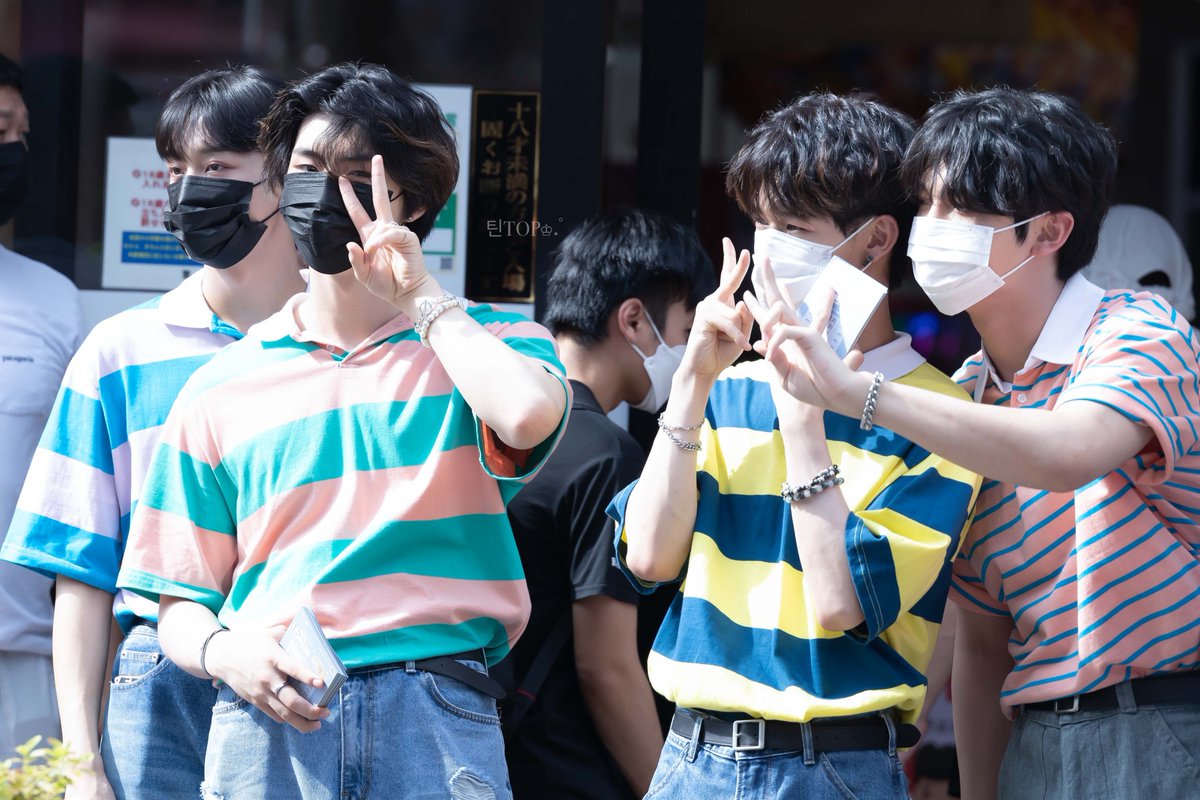 teen_top0614's tweet photo. #RoaDB #로드비 #teen #틴 #ティーン #내스타일💜 #좋아 #JstageO #PR #韓国アイドル #新大久保 
[HQ]
♔.ﾟ2022.06.19  PR♔.ﾟ
@RoaDB_official 길 건너편에 있는 나를 유일하게 알아봐준 틴군😭너무 고마워~💜💜💜✨ https://t.co/oV5hfy5K8G