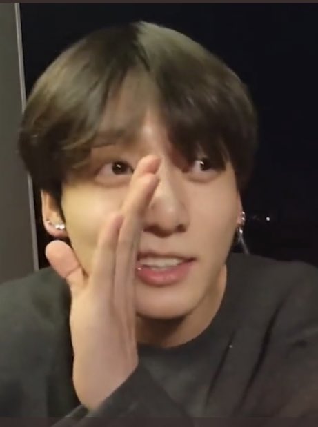 KYD2014KC's tweet photo. JK spoilers the ending pose of TWICE once again ? His smile after spoilers makes me wonder 😆 #Tzuyu #Jungkook #TzuKook https://t.co/Mv2Hc20s4S