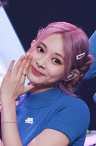 KYD2014KC's tweet photo. JK spoilers the ending pose of TWICE once again ? His smile after spoilers makes me wonder 😆 #Tzuyu #Jungkook #TzuKook https://t.co/Mv2Hc20s4S