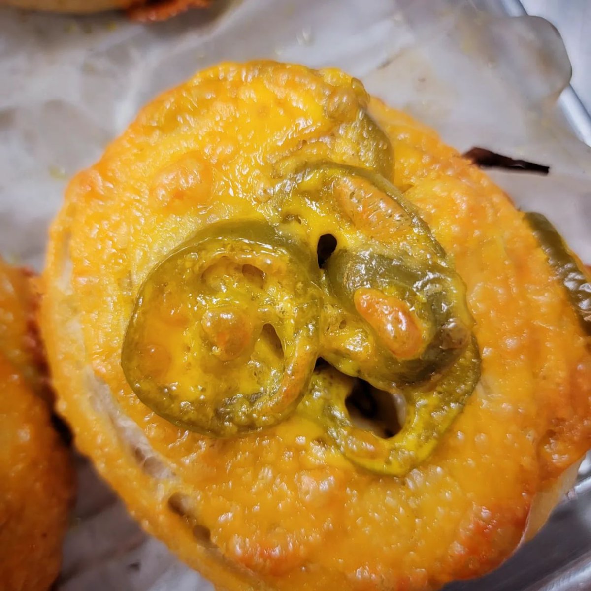 Winnie98109568's tweet photo. delicious breakfast Cheddar Cheese Jalapeno Bagels https://t.co/5w5NC31wbD