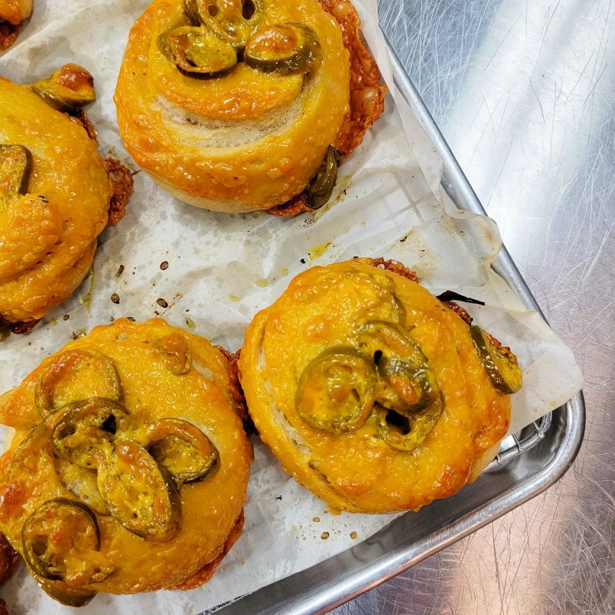 Winnie98109568's tweet photo. delicious breakfast Cheddar Cheese Jalapeno Bagels https://t.co/5w5NC31wbD
