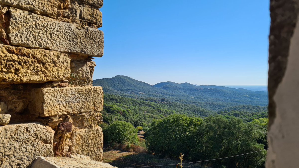 miquelsola's tweet photo. Avui amb #quantumbtt ens hem arribat fins al Puig del Mas Montalt (@AjQuart). Abans però hem tingut la sort de trobar l'església de Sant Mateu de Montnegre oberta (s'obre un cop cada tres mesos) i hem pogut pujar al campanar. Bones vistes al Montigalà, Montseny... https://t.co/9Rwtzqmr4y