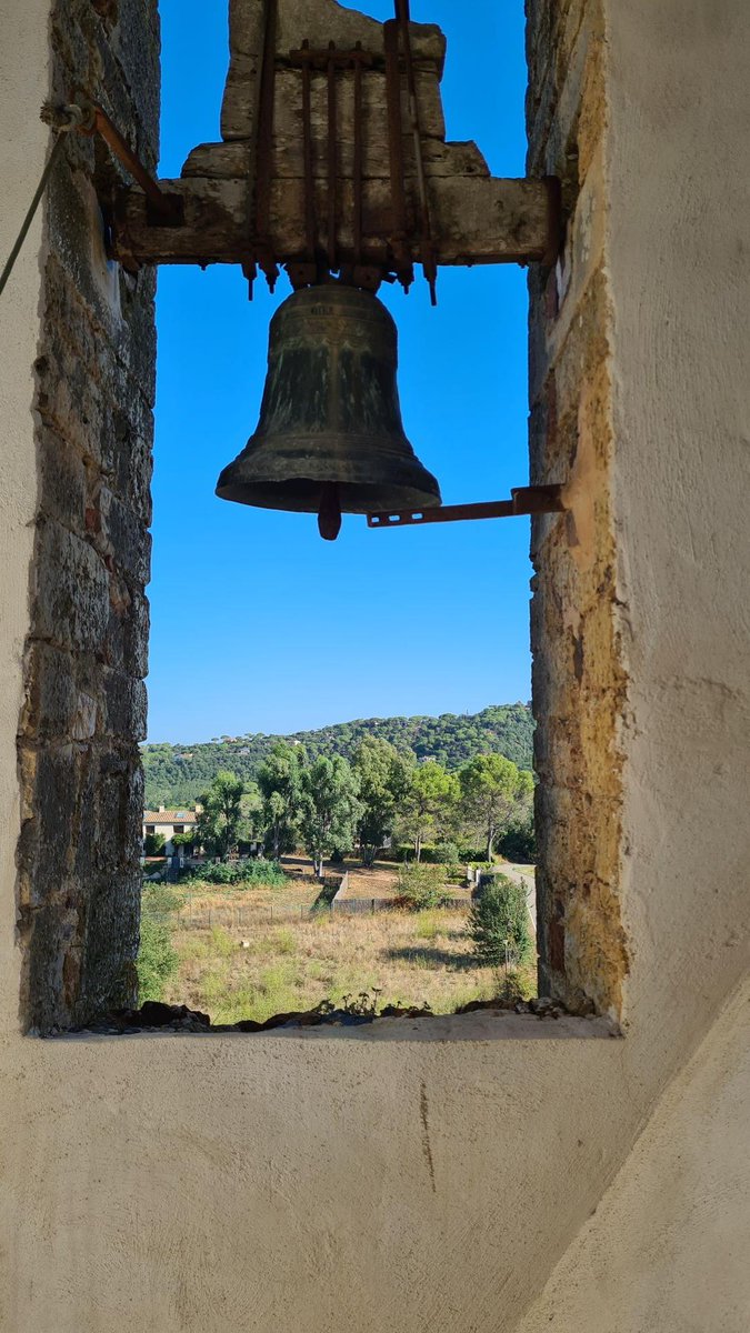 miquelsola's tweet photo. Avui amb #quantumbtt ens hem arribat fins al Puig del Mas Montalt (@AjQuart). Abans però hem tingut la sort de trobar l'església de Sant Mateu de Montnegre oberta (s'obre un cop cada tres mesos) i hem pogut pujar al campanar. Bones vistes al Montigalà, Montseny... https://t.co/9Rwtzqmr4y