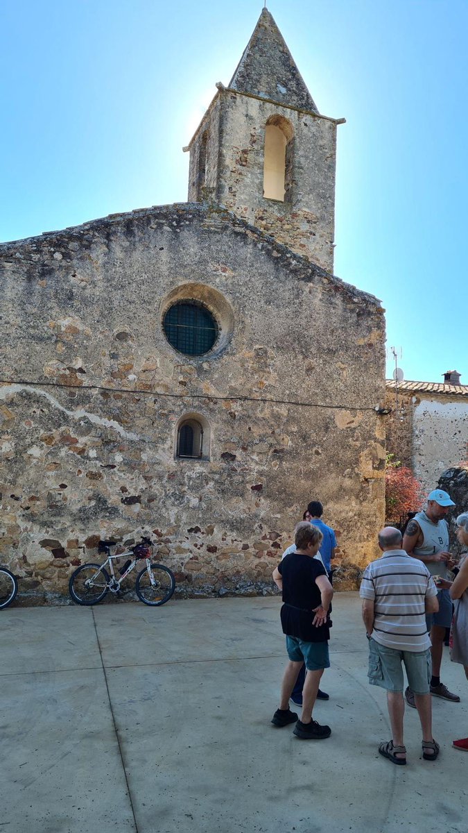 miquelsola's tweet photo. Avui amb #quantumbtt ens hem arribat fins al Puig del Mas Montalt (@AjQuart). Abans però hem tingut la sort de trobar l'església de Sant Mateu de Montnegre oberta (s'obre un cop cada tres mesos) i hem pogut pujar al campanar. Bones vistes al Montigalà, Montseny... https://t.co/9Rwtzqmr4y
