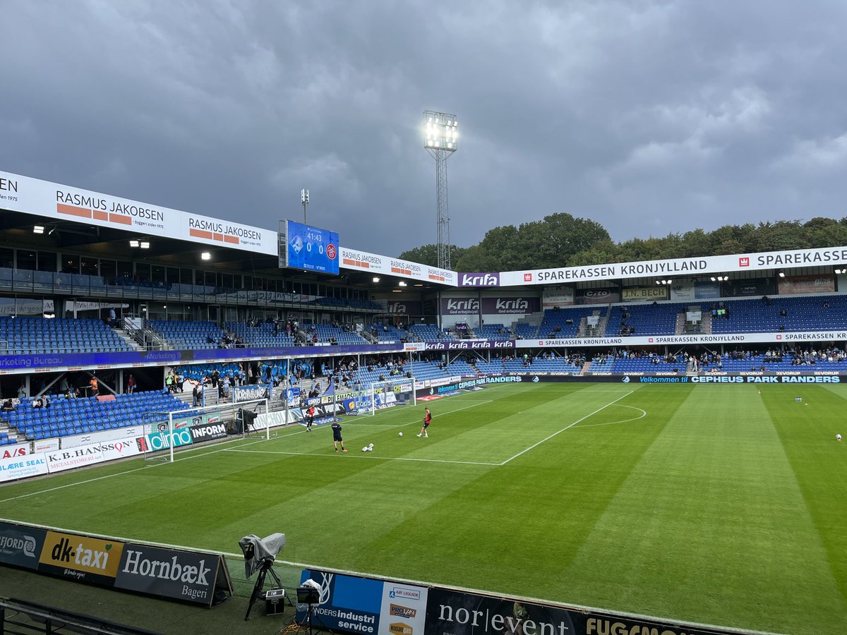 klausegelund's tweet image. Radiohead - creep over højttalerne og truende, buldrende skyer… det kan godt blive lidt råt i Randers om lidt #rfcaab #sldk