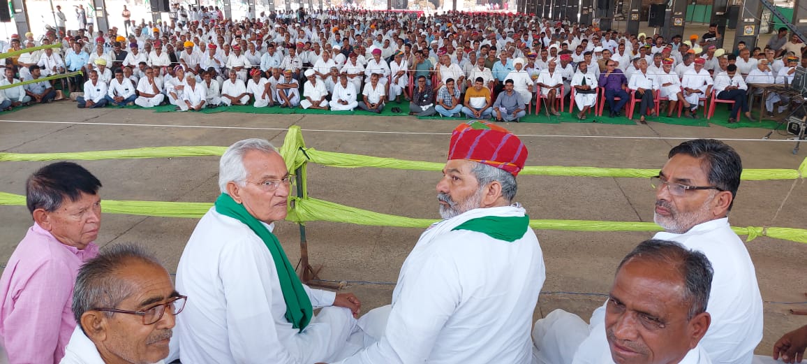 RakeshTikaitBKU's tweet photo. राजस्थान के जिला नागौर के मेड़ता सिटी में आयोजित किसान मजदूर महापंचायत में हिस्सा लिया और सभा को सम्बोधित किया।
देश का किसान दृढ़ संकल्प और इच्छाशक्ति के साथ इस लड़ाई को लड़ने के लिए फिर से तैयार है।
@ANI 
@meelrajaram 
@PTI_News 
@bstvlive https://t.co/CYXzFpHteb