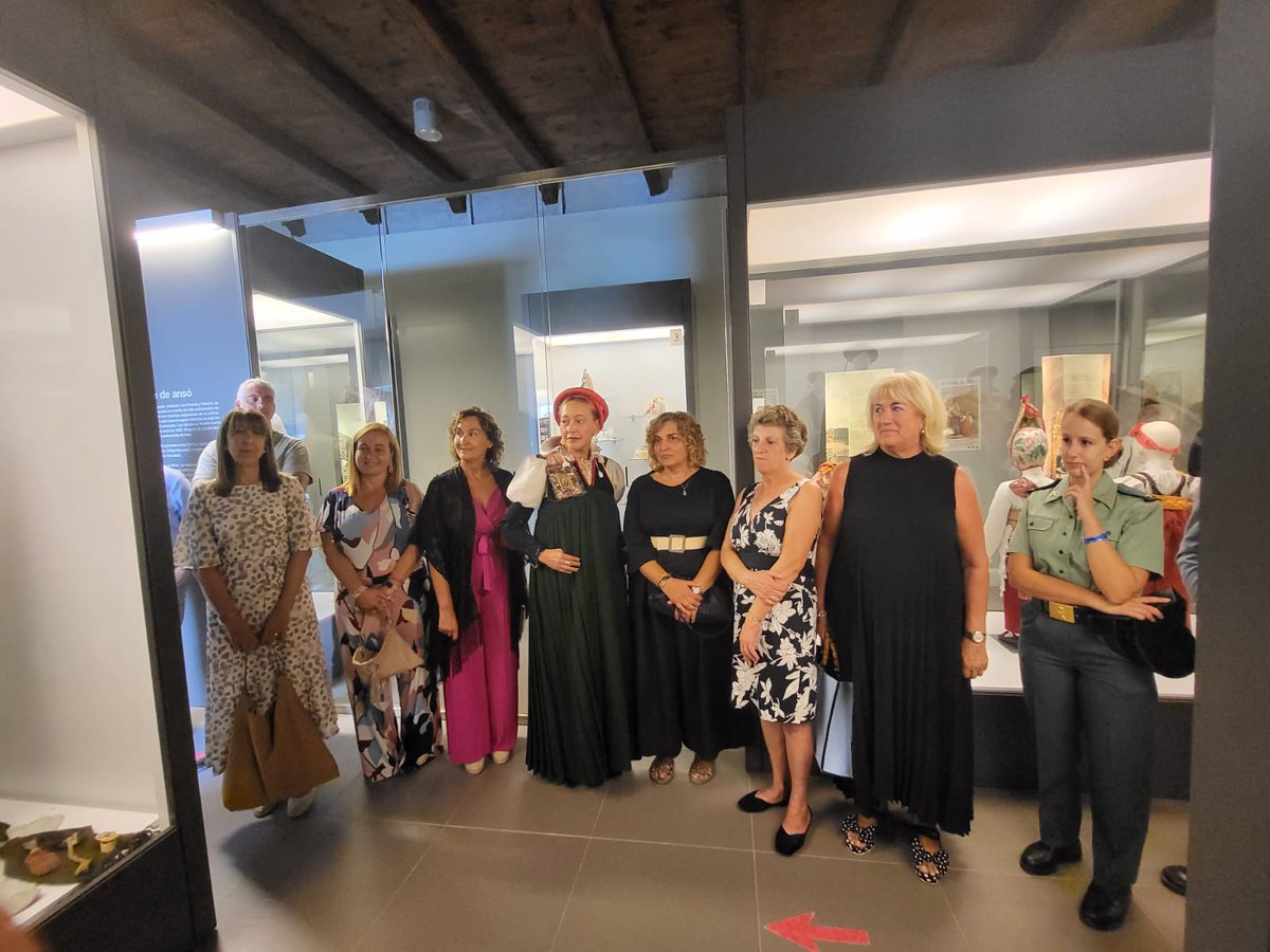 🗣️"Es un orgullo saber que vistes, no sólo memoria viva, sino auténtica historia, muy bien conservada y cuidada con esmero".

<a href="/martagaston/">Marta Gastón</a> celebra, junto a centenares de vecinos y visitantes, el Día del Traje Típico Ansotano en su 51 edición

#Etnografía #TurismoAragón #Ansó