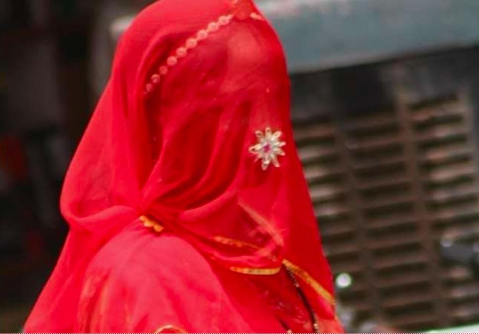 mejayantkumar's tweet image. ब्राउन शुगर तस्करी के आरोप में एक महिला गिरफ्तार ..
 महिला ने कहा कि इसके एवज में थाना को पैसा देते हैं, फिर भी गिरफ्तारी क्यों ..
कांटा टोली चौक लोअर बाजार का मामला. #spranchi #dcranchi