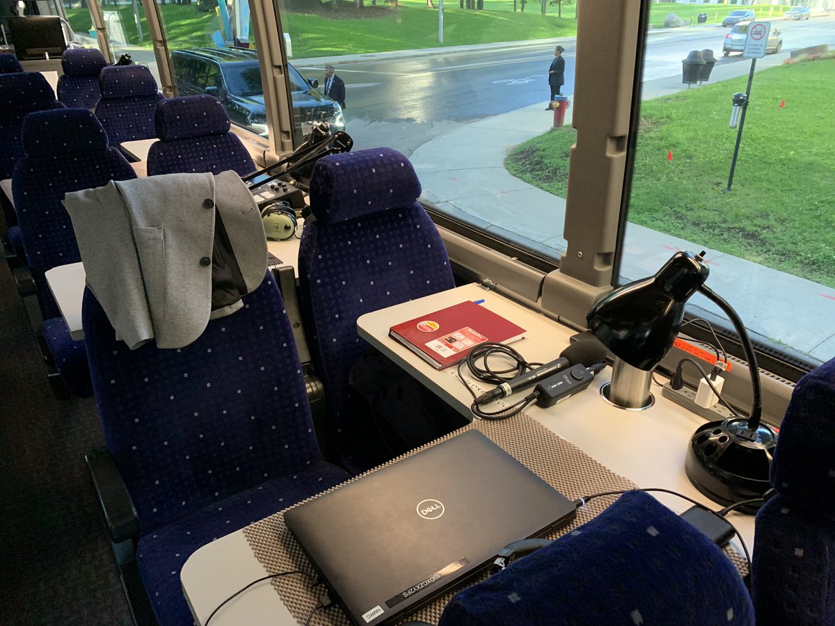 COULISSES DE CAMPAGNE… Pour ceux qui se demanderaient comment les journalistes sont installés dans l’autocar qui suit celui du chef de la CAQ, voici un petit aperçu de mon bureau mobile pour les trois prochaines semaines… #polqc #qc2022