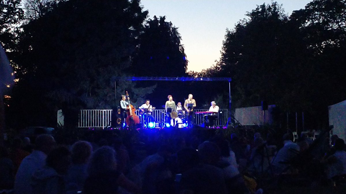 FredericGuiet's tweet photo. Ambiance club de jazz des années 30-40 hier soir au parc floral d'Orléans la Source. Bon moment de détente en cet fin d'été. #jazz #orleans https://t.co/hF5KtbtGDw