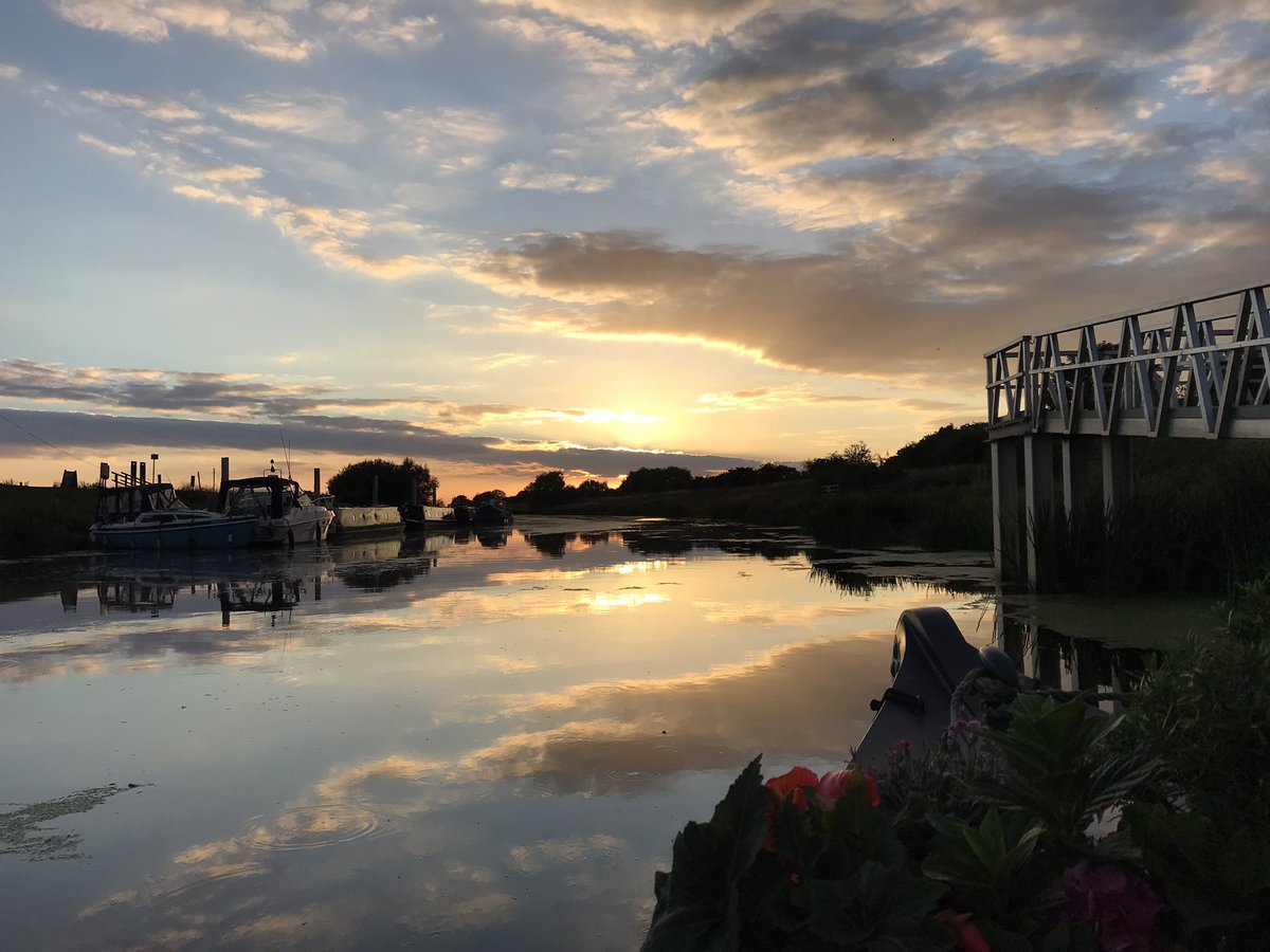 GeraghtyJanis's tweet photo. #beautifulsunset #riverwitham #livesbetterbywater #boatthattweet https://t.co/mwcg9tPfrs