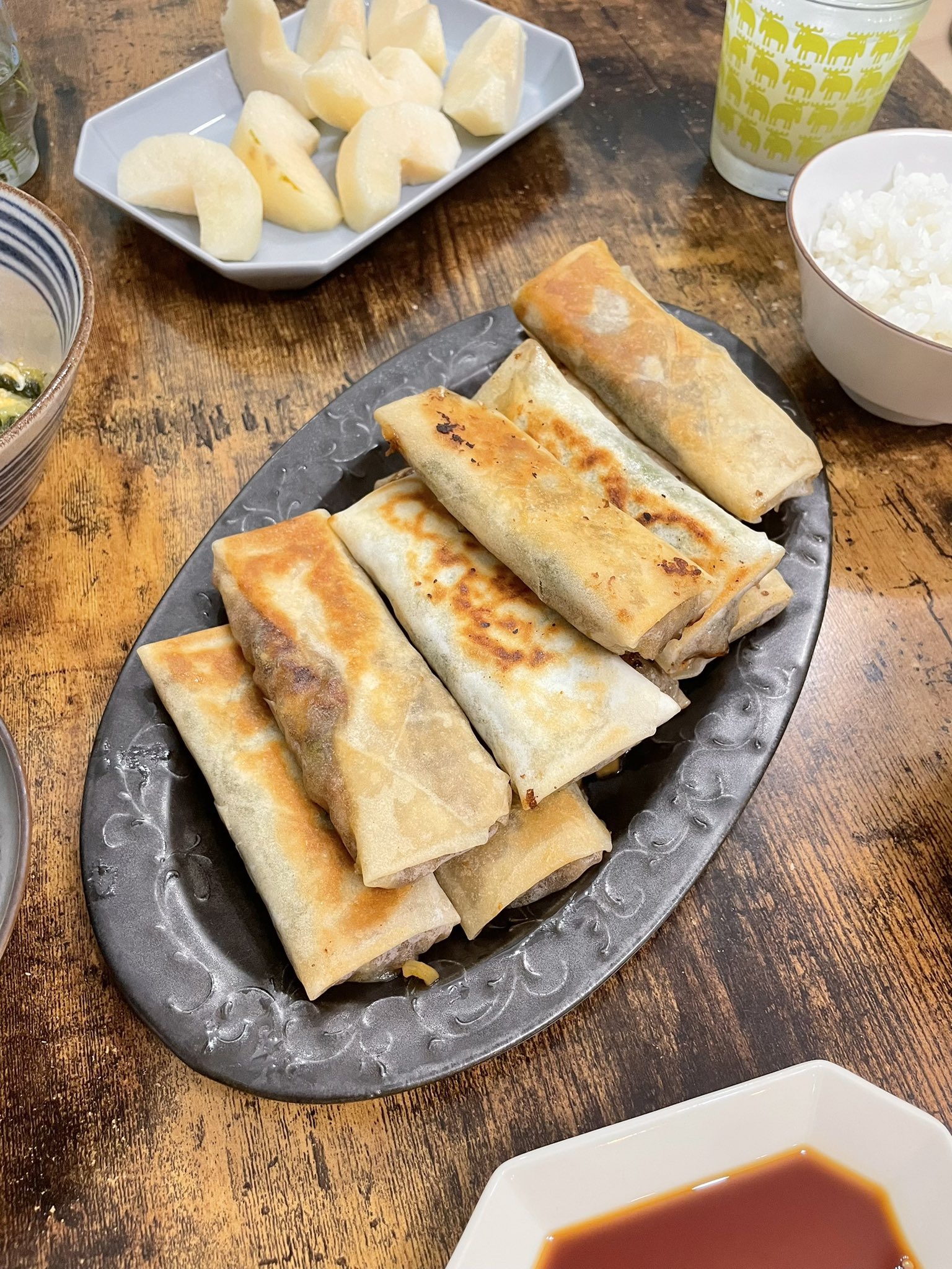 ちゃ介とちゃそ子の異端夫婦録 夜は手作り春巻きで 長瀞の青ナス エビ ひき肉 キャベツ 畑でいただいた大葉を巻きました パリパリとろーりで美味しかったぁ ちゃそ子 異端夫婦録 夕食 晩ごはん 春巻き 野菜 おうちごはん お腹
