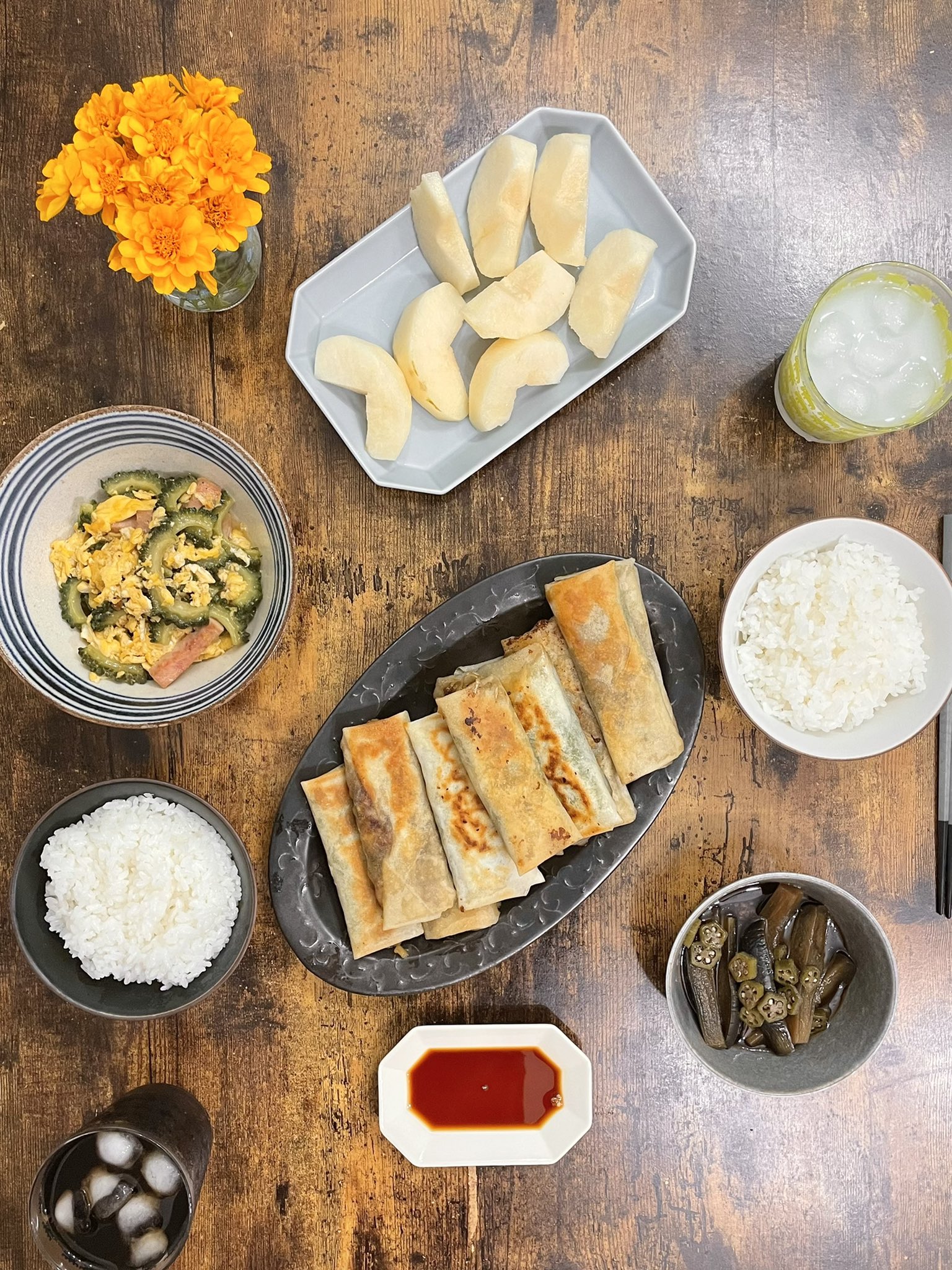 ちゃ介とちゃそ子の異端夫婦録 夜は手作り春巻きで 長瀞の青ナス エビ ひき肉 キャベツ 畑でいただいた大葉を巻きました パリパリとろーりで美味しかったぁ ちゃそ子 異端夫婦録 夕食 晩ごはん 春巻き 野菜 おうちごはん お腹