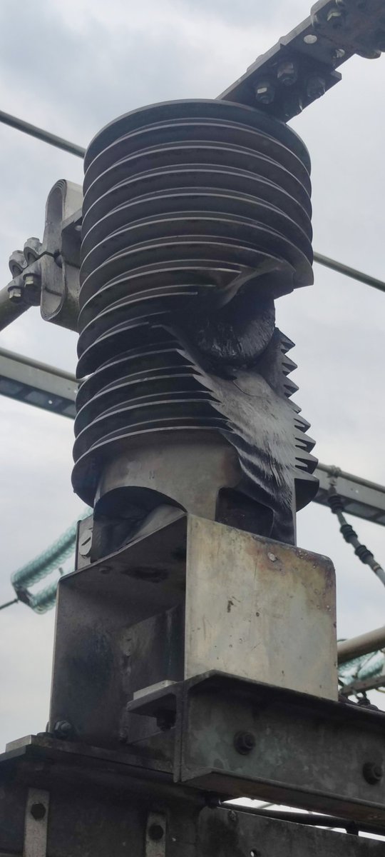 linkyste's tweet image. On a une épidémie d&apos;explosions au taf ces dernières semaines, ici un TC qui a sans doute pris un impact de foudre.