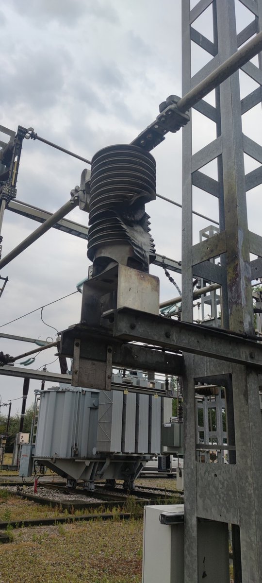 linkyste's tweet image. On a une épidémie d&apos;explosions au taf ces dernières semaines, ici un TC qui a sans doute pris un impact de foudre.