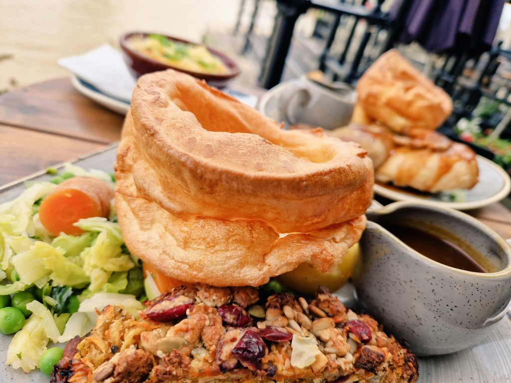 ThamesideInn's tweet photo. Sunday is for Roast 🙌🏻 Visit us today and try our fantastic Sunday Roast 😋 Served with homemade yorkies and all the trimmings 😍
#nicholsonspubs #thamesideinn #riverthames #sundayroast #nutroast #sundaydinner #bankside ##bankholidayweekend #londonbridge #boroughmarket https://t.co/Qu9uBRlUE2